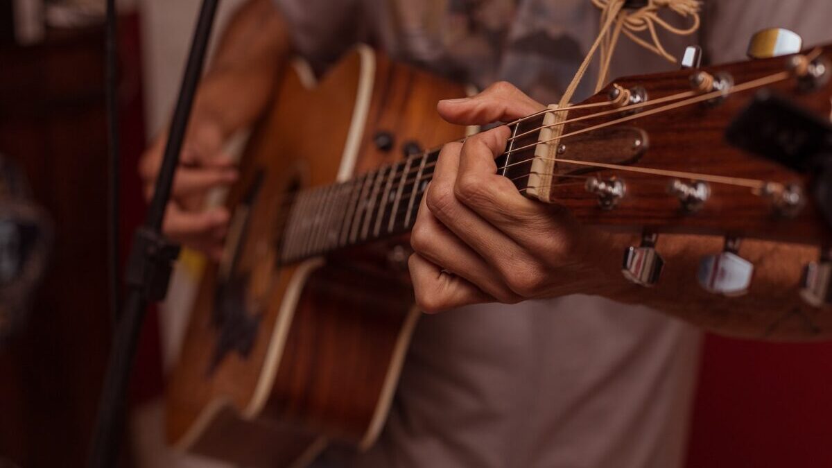 brown acoustic guitar