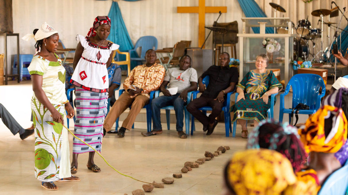 Missionary trains West African believers to use rocks to share Scripture
